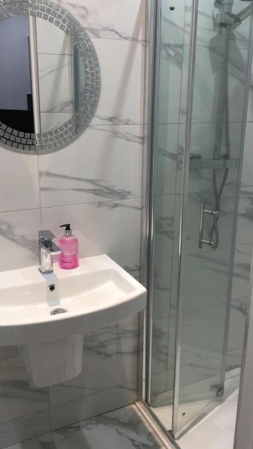 Отель Grand Bleu - London - Next To Piccadilly Line Tube Station & Brand New Facilities Экстерьер фото