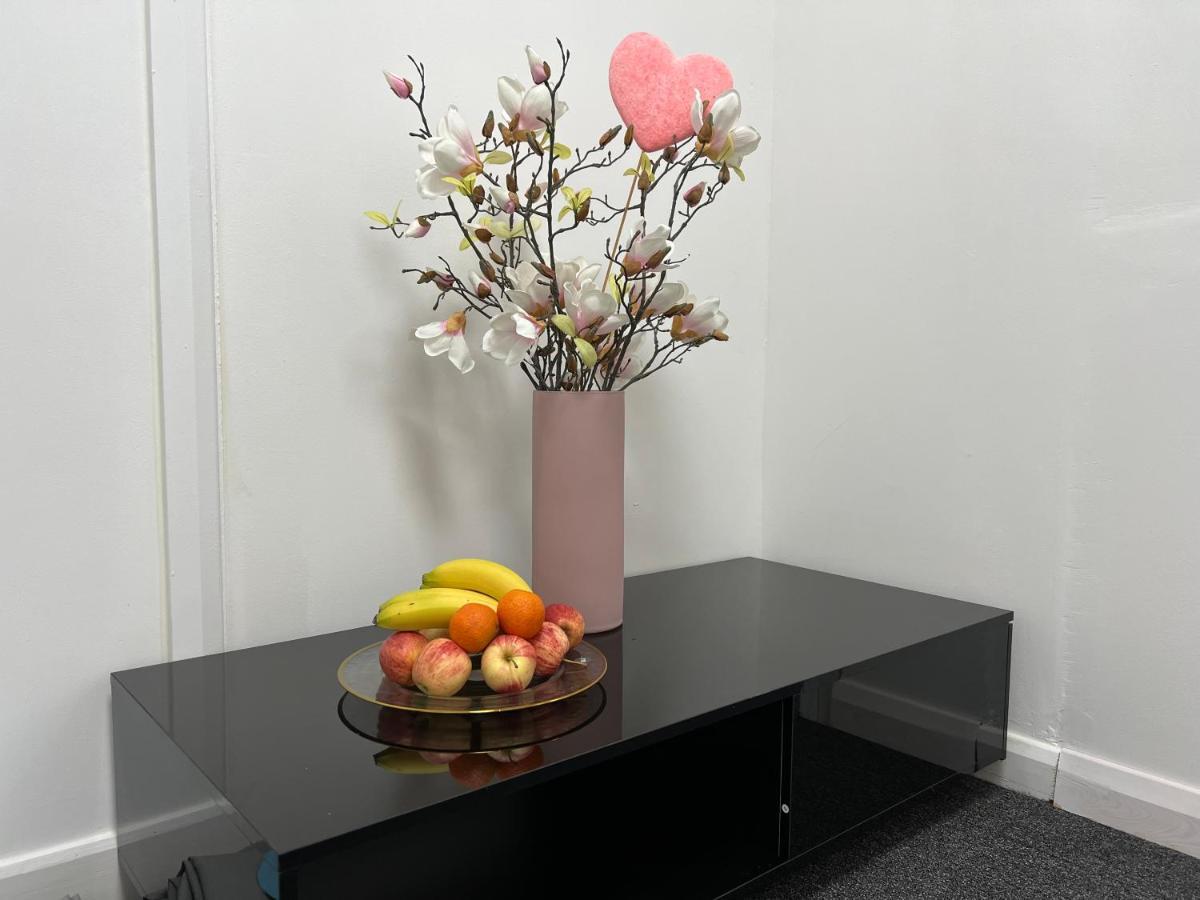 Отель Grand Bleu - London - Next To Piccadilly Line Tube Station & Brand New Facilities Экстерьер фото