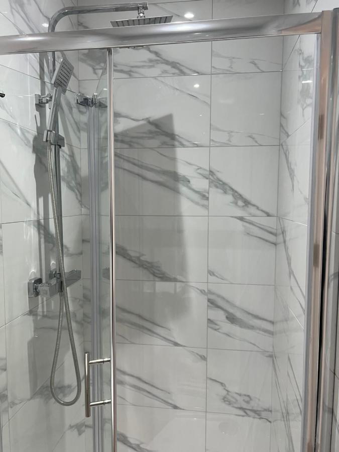 Отель Grand Bleu - London - Next To Piccadilly Line Tube Station & Brand New Facilities Экстерьер фото