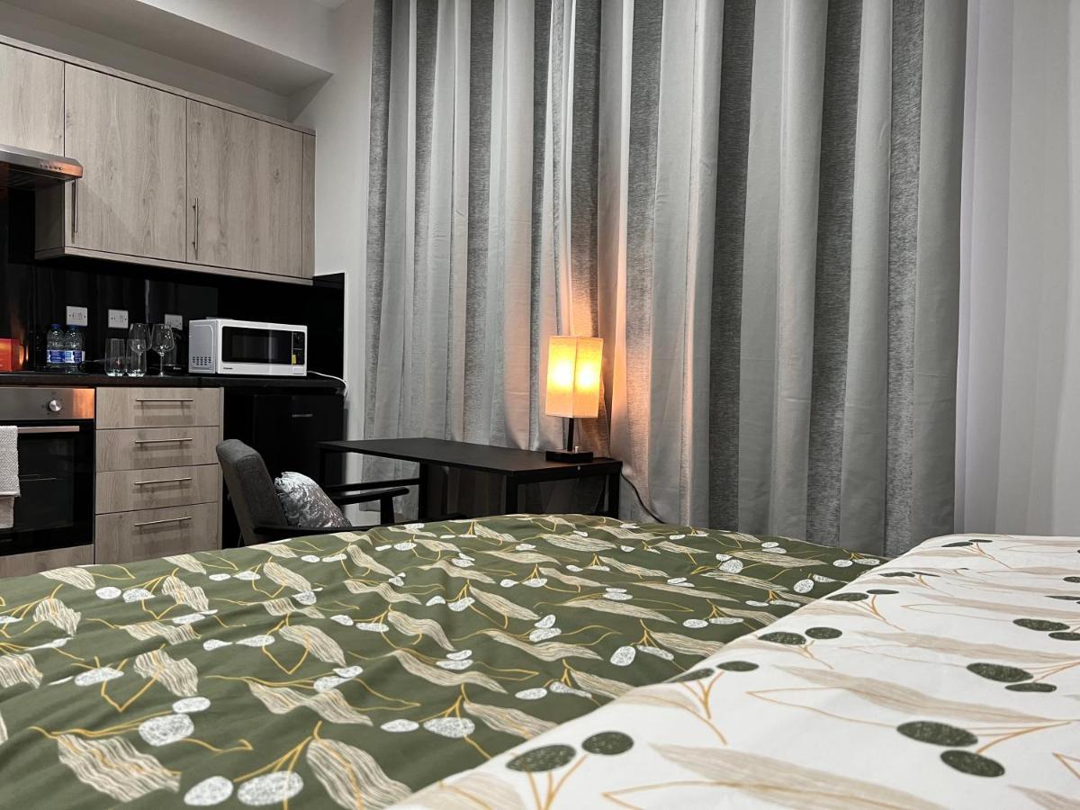 Отель Grand Bleu - London - Next To Piccadilly Line Tube Station & Brand New Facilities Экстерьер фото