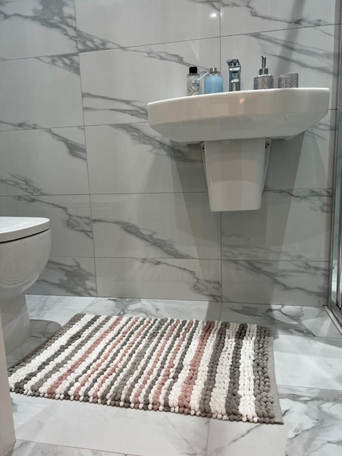 Отель Grand Bleu - London - Next To Piccadilly Line Tube Station & Brand New Facilities Экстерьер фото
