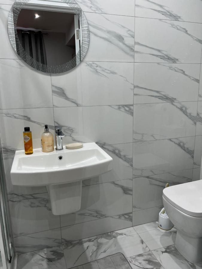 Отель Grand Bleu - London - Next To Piccadilly Line Tube Station & Brand New Facilities Экстерьер фото