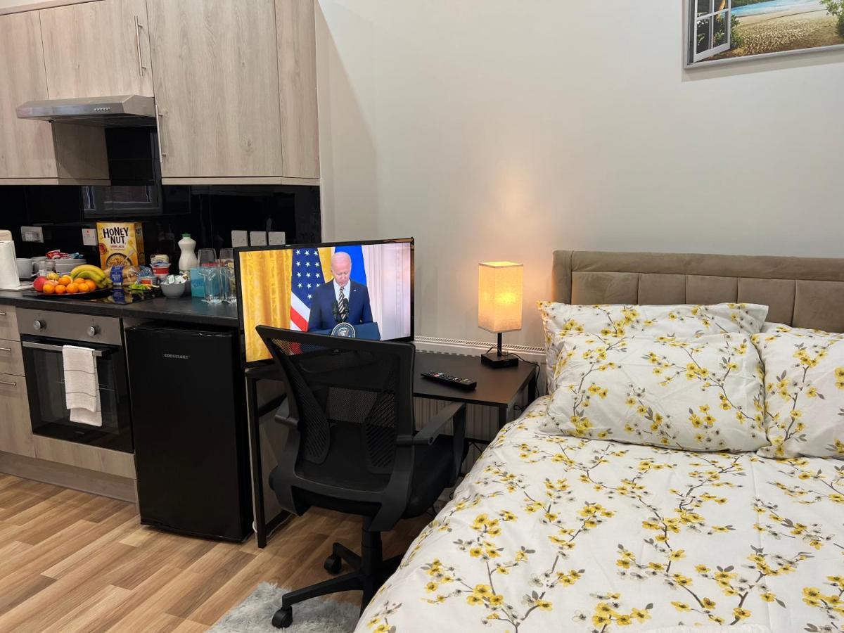 Отель Grand Bleu - London - Next To Piccadilly Line Tube Station & Brand New Facilities Экстерьер фото