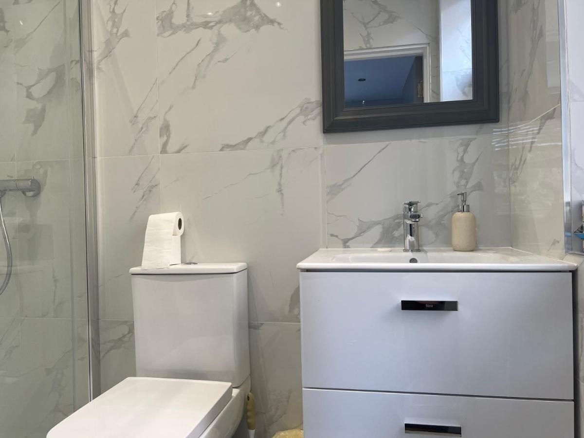Отель Grand Bleu - London - Next To Piccadilly Line Tube Station & Brand New Facilities Экстерьер фото