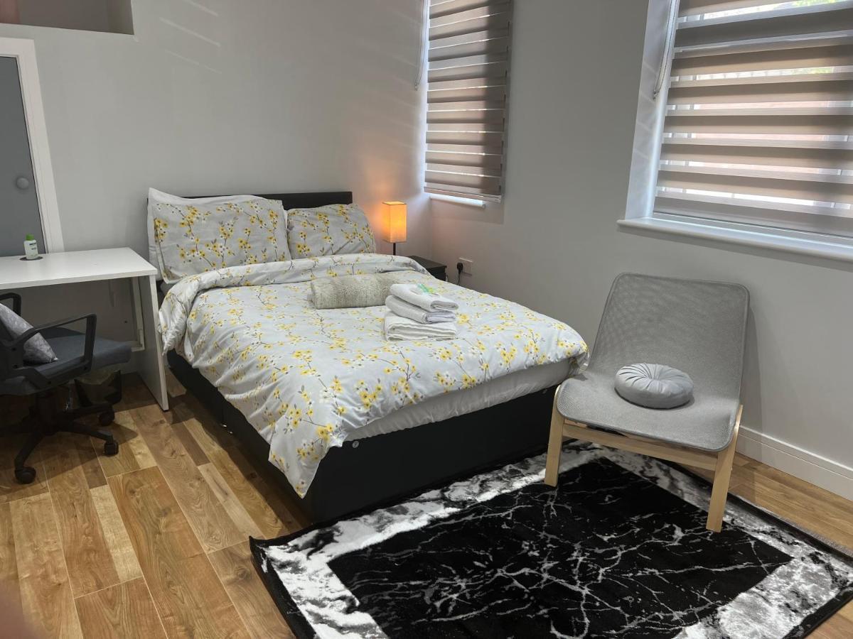 Отель Grand Bleu - London - Next To Piccadilly Line Tube Station & Brand New Facilities Экстерьер фото