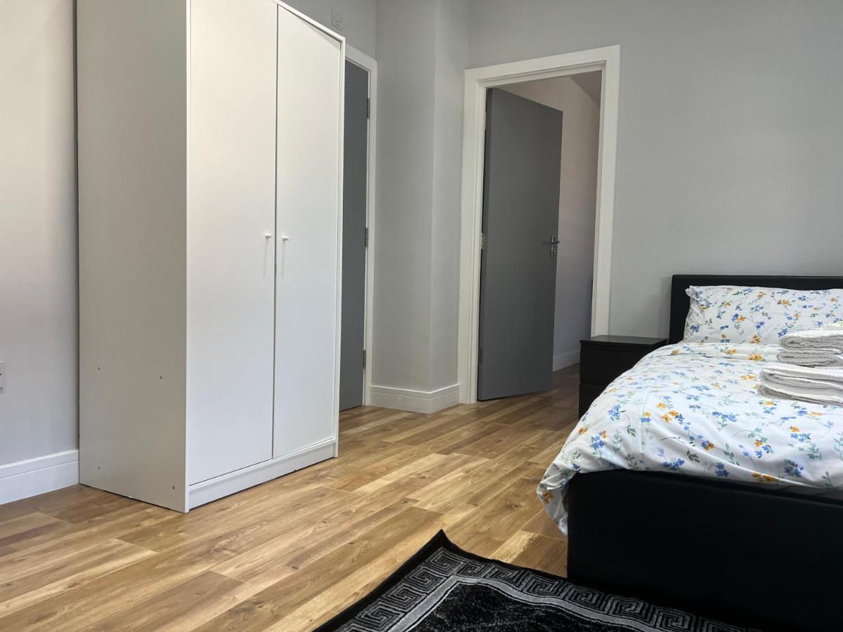 Отель Grand Bleu - London - Next To Piccadilly Line Tube Station & Brand New Facilities Экстерьер фото