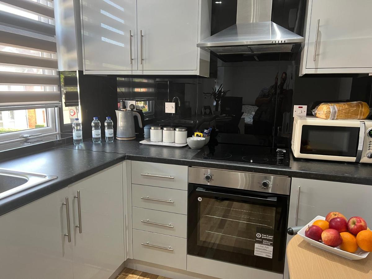 Отель Grand Bleu - London - Next To Piccadilly Line Tube Station & Brand New Facilities Экстерьер фото