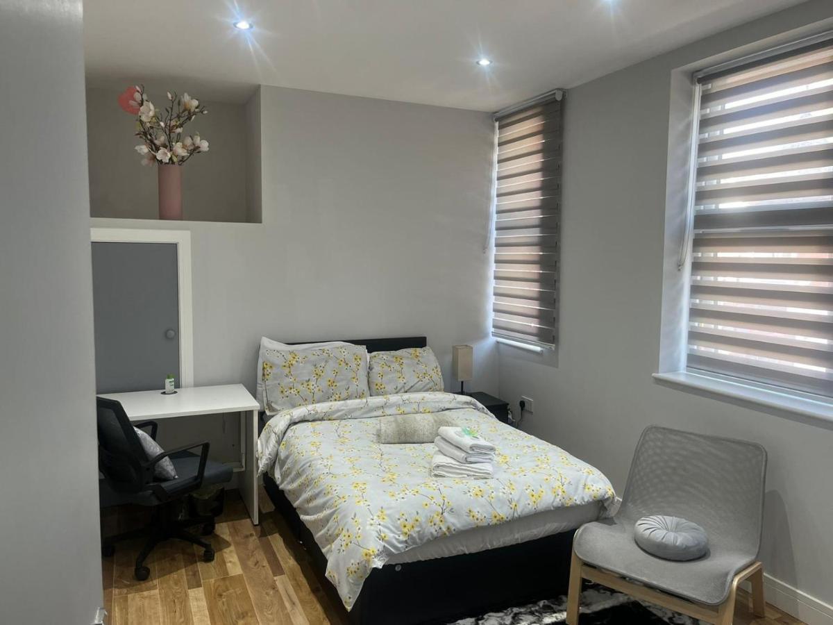 Отель Grand Bleu - London - Next To Piccadilly Line Tube Station & Brand New Facilities Экстерьер фото