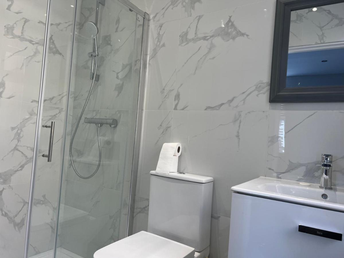 Отель Grand Bleu - London - Next To Piccadilly Line Tube Station & Brand New Facilities Экстерьер фото