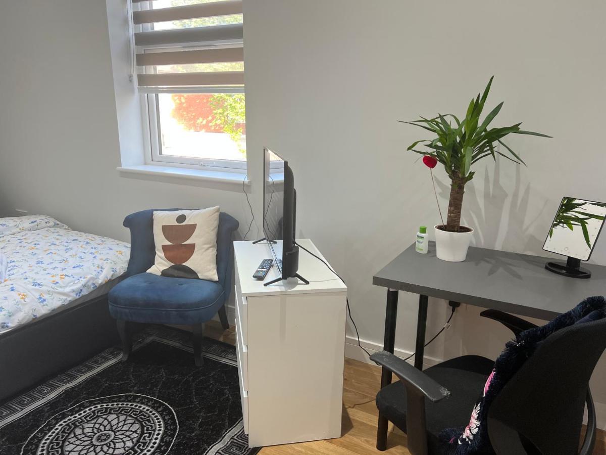Отель Grand Bleu - London - Next To Piccadilly Line Tube Station & Brand New Facilities Экстерьер фото