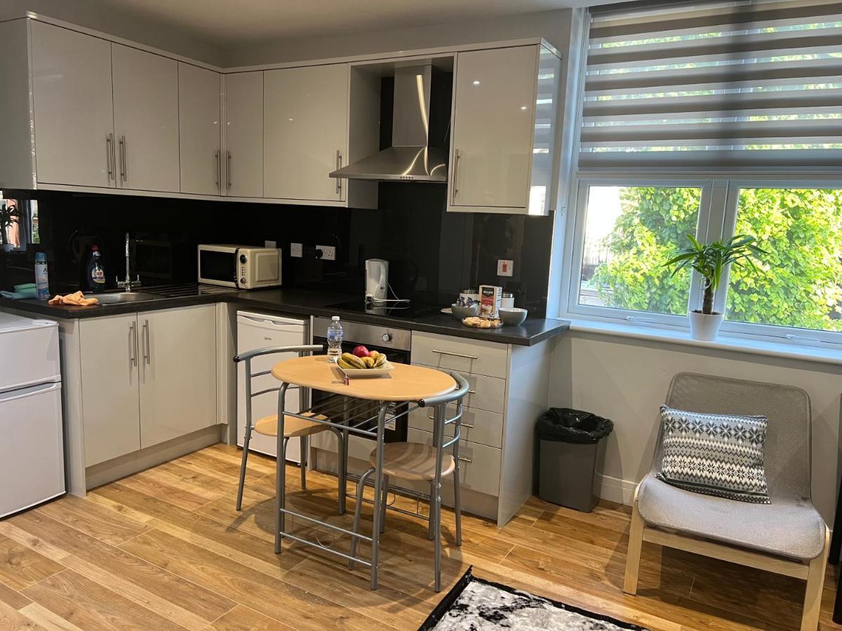 Отель Grand Bleu - London - Next To Piccadilly Line Tube Station & Brand New Facilities Экстерьер фото