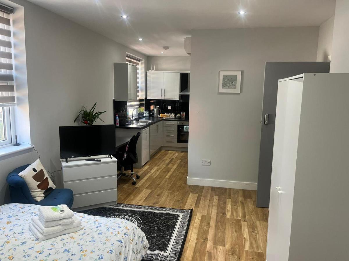 Отель Grand Bleu - London - Next To Piccadilly Line Tube Station & Brand New Facilities Экстерьер фото