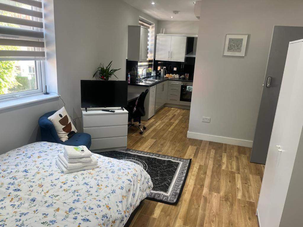 Отель Grand Bleu - London - Next To Piccadilly Line Tube Station & Brand New Facilities Экстерьер фото