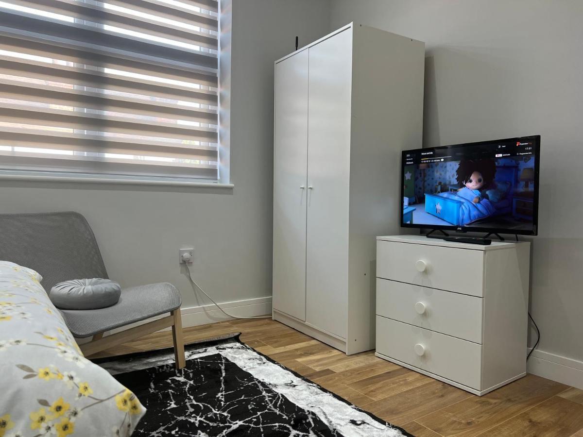 Отель Grand Bleu - London - Next To Piccadilly Line Tube Station & Brand New Facilities Экстерьер фото